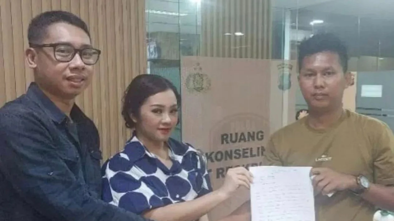 Kompol Muhammad Bambang Surya Wiharga bersama calon istrinya dan driver taksi online yang sepakat berdamai.