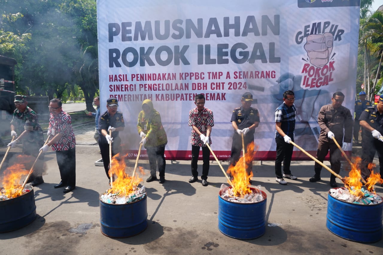 Sekda Akhmad Sugiharto memimpin pemusnahan barang bukti rokok tanpa cukai. (Wahibpribadi)