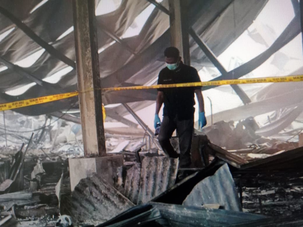Tim Labfor Polda Jateng tengah menyelidiki penyebab kebakaran Pasar Gubug (MUNIR RADAR KUDUS)