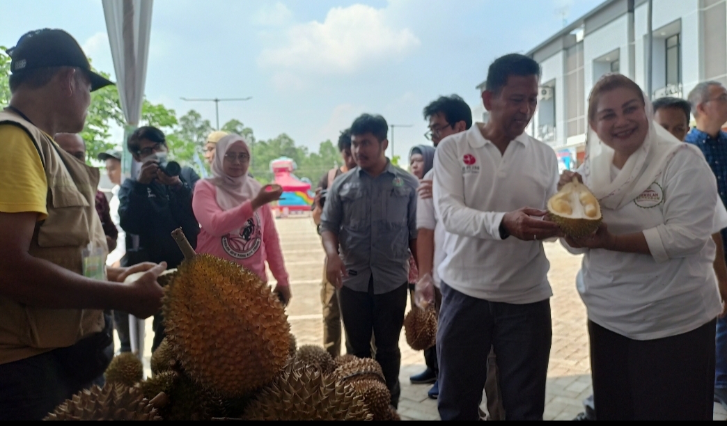Wali Kota Semarang, Hevearita Gunaryanti Rahayu ketika memamerkan durian asal Semarang di acara Gerebek Durian.