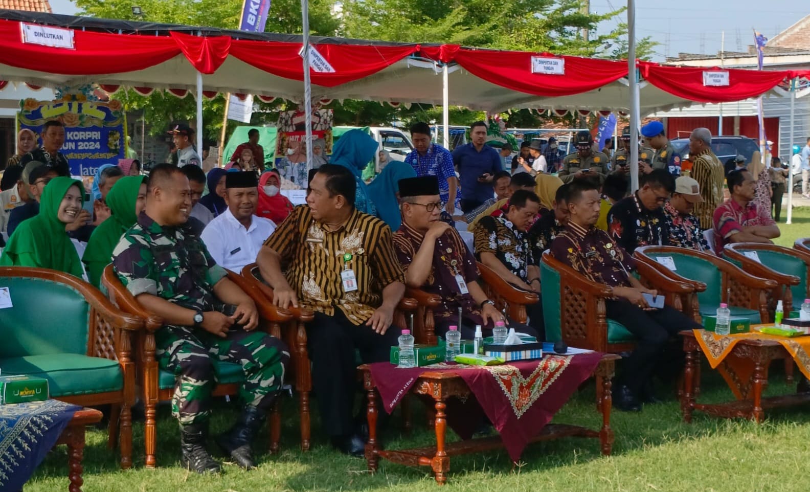 Plt Bupati Demak KH Ali Makhsun saat menghadiri pasar murah di lapangan Desa Dombo Kecamatan Sayung.(Wahibpribadi)