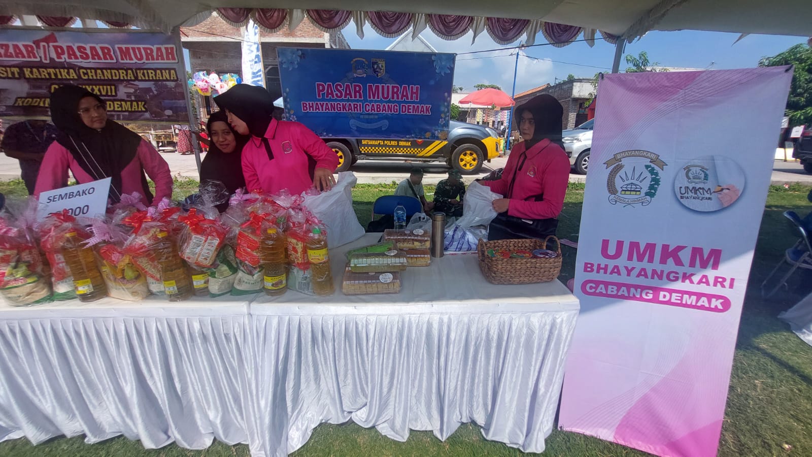 Penjualan sembako di stan UMKM Bhayangkari dalam pasar murah di Desa Dombo Kecamatan Sayung. (Wahibpribadi)