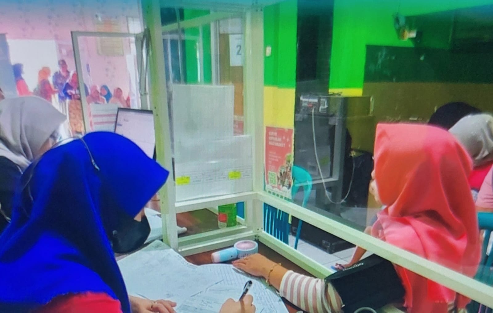 Petugas melakukan pemasangan KB MKJP untuk para akseptor. (Wahibpribadi)