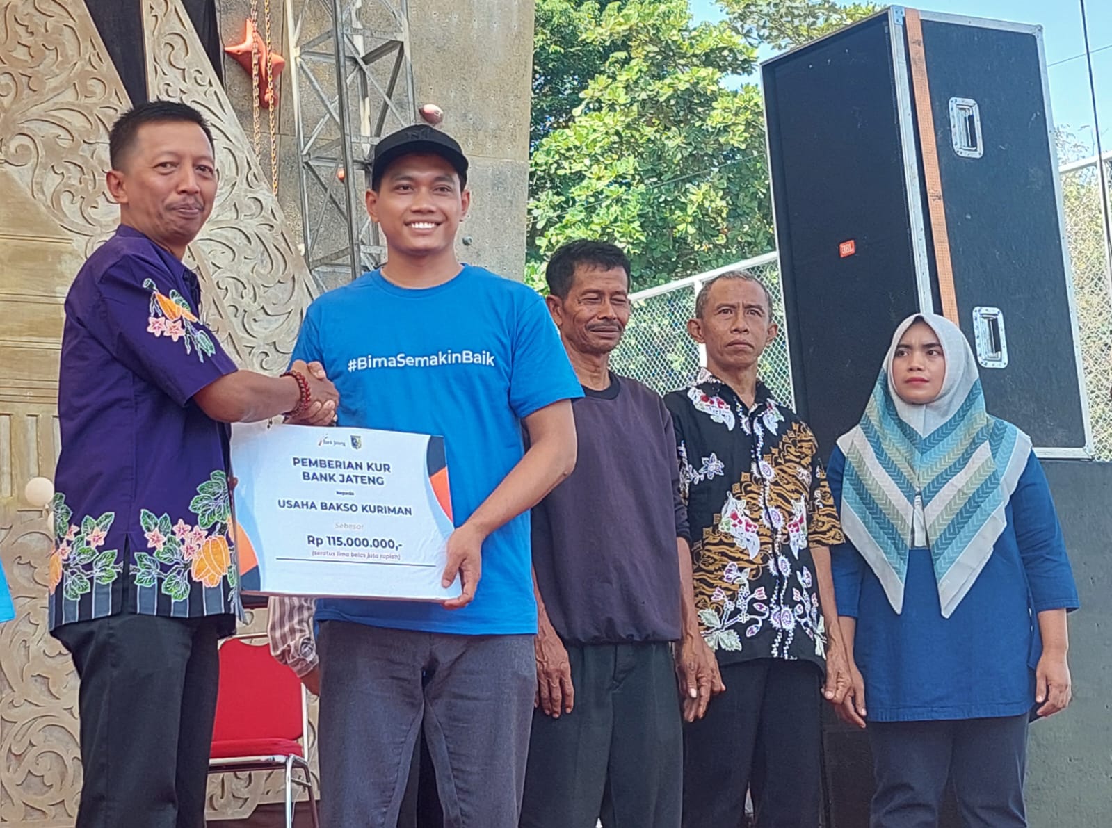 Sekda Pemkab Demak Akhmad Sugiharto menyerahkan bantuan KUR untuk pelaku UMKM di Demak (wahibpribadi)