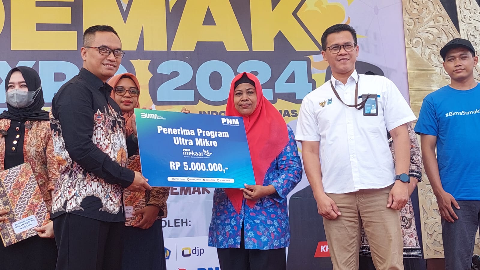 Pelaku usaha mikro menerima bantuan ultra mikro dari Pemkab Demak. (Wahibpribadi)