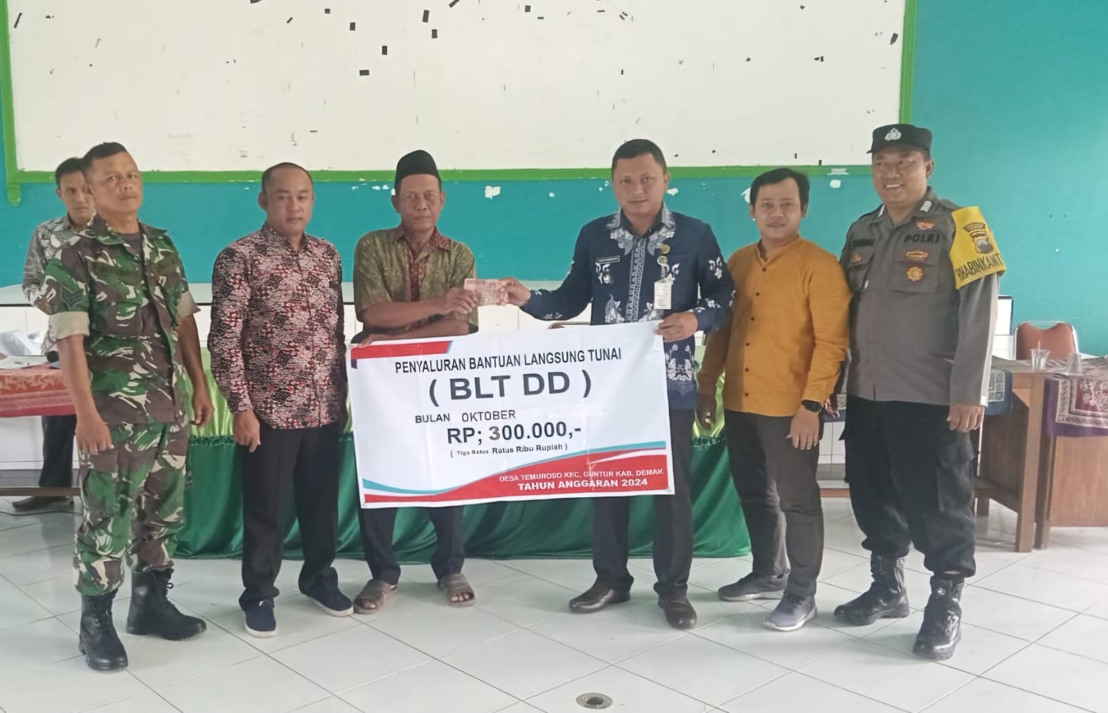 Penyaluran bantuan langsung tunai dari dana desa (DD) Desa Temuroso Kecamatan Guntur. (Wahibpribadi)