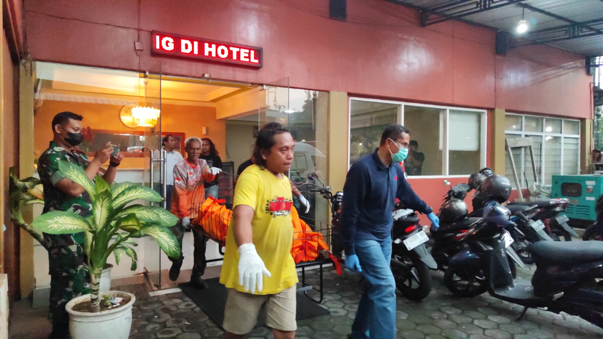 Polisi mengevakuasi jenazah dari kamar hotel Johar Semarang. KHAFIFAH ARINI PUTRI/JAWA POS RADAR SEMARANG