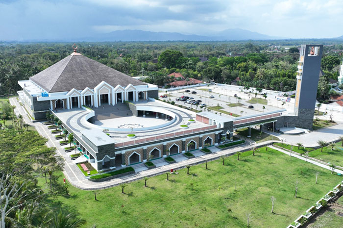 Masjid Agung Jawa Tengah An Nuur Magelang, destinasi wisata religi baru yang layak dikunjungi.