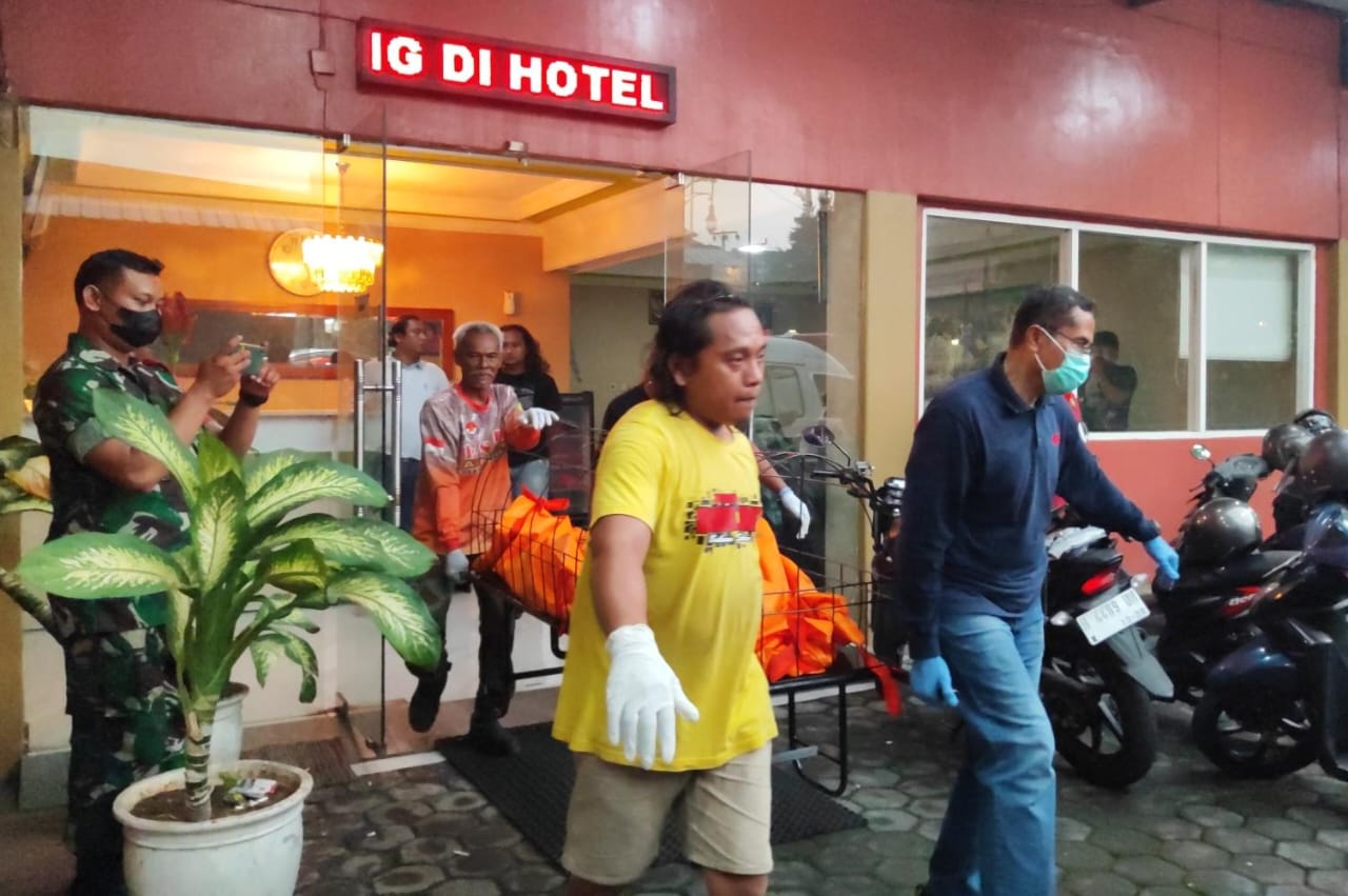 Proses evakuasi jenazah yang ditemukan di salah satu hotel Kota Semarang.