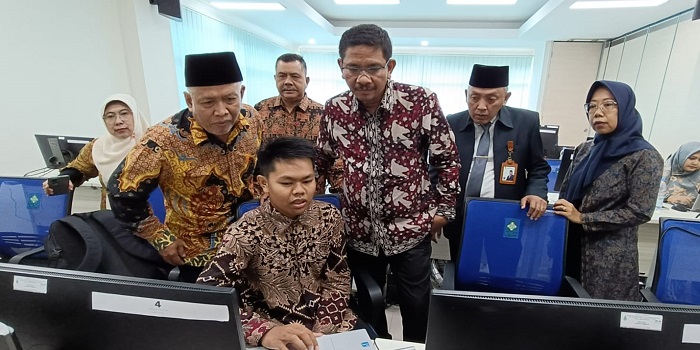 PANTAU UJIAN PPG : Wakil Dekan 3 FITK UIN Walisongo  Prof Dr H Muslih MA, Dirjen Pendis Prof Dr H Abu Rokhmad M.Ag., Kabiro AAKK UIN Walisongo M Fatah S.Ag M.Ed.