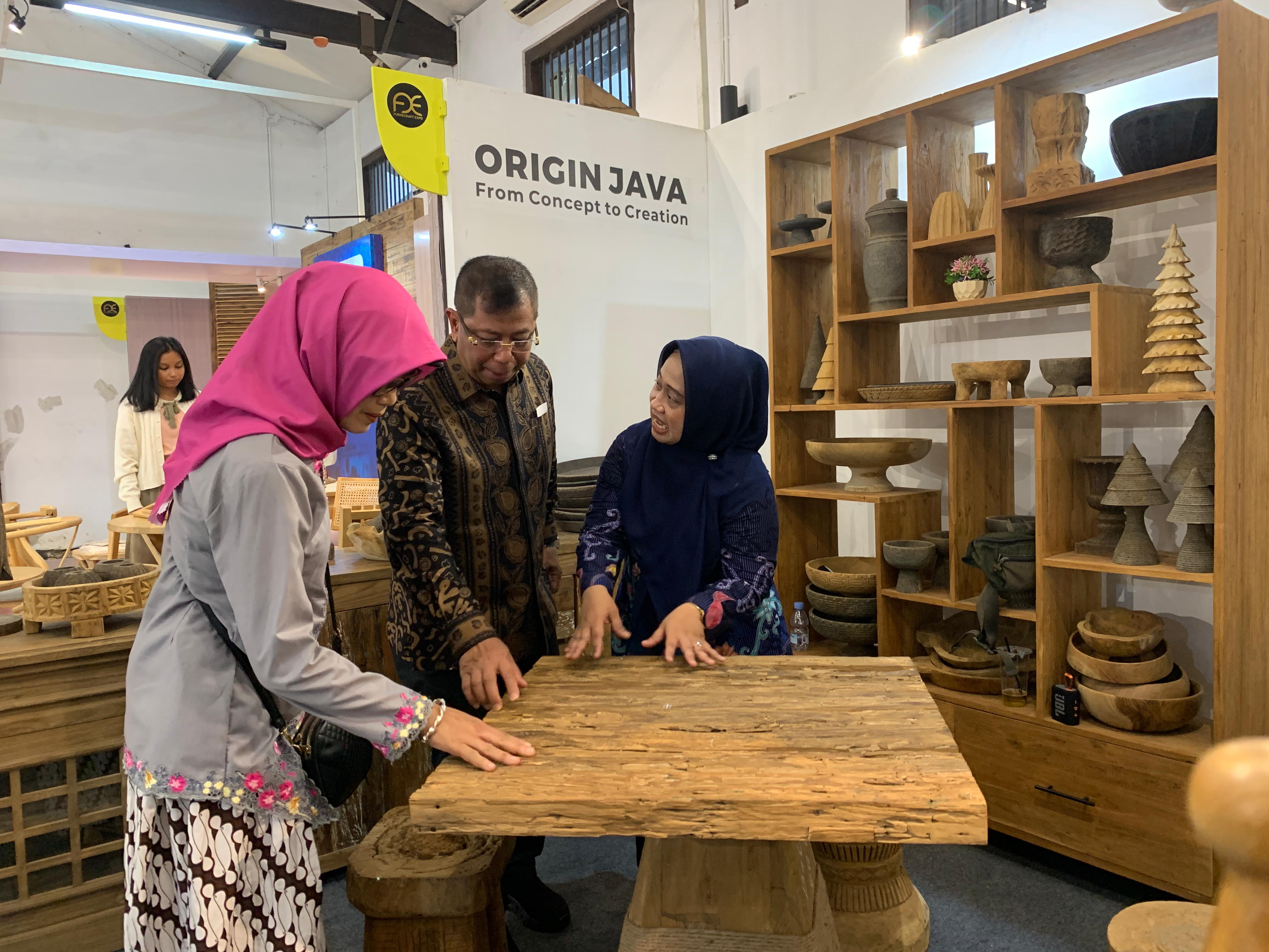 Kepala BPSDMI Kementrian Perindustrian Masrokhan ditemani Ditektur Polifurneka Kendal Peni Shoffiyati saat meninjau pameran Furnecraft Expo 2024. DEVI KHOFIFATUR RIZQI/JAWA POS RADAR SEMARANG
