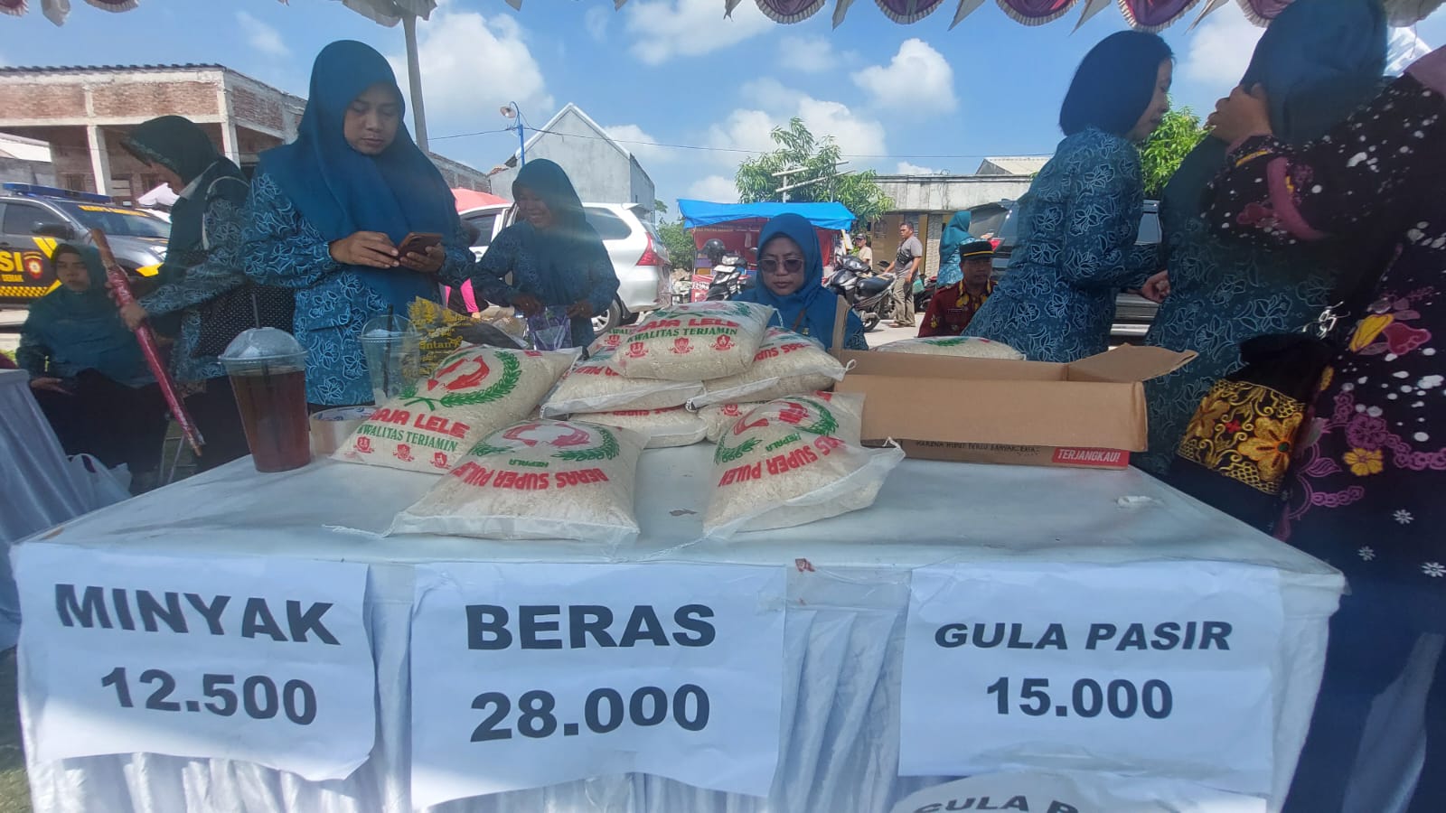 Stan UMKM Tim PKK Kecamatan Mranggen menjajakan produk kebutuhan pokok masyarakat.(Wahibpribadi)