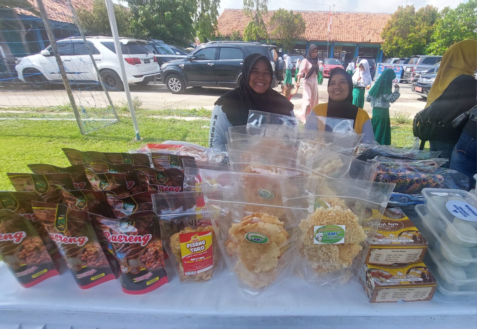 Sejumlah produk UMKM Kecamatan Kebonagung dijajakan dalam pasar murah Dindagkop UKM. (Wahibpribadi)