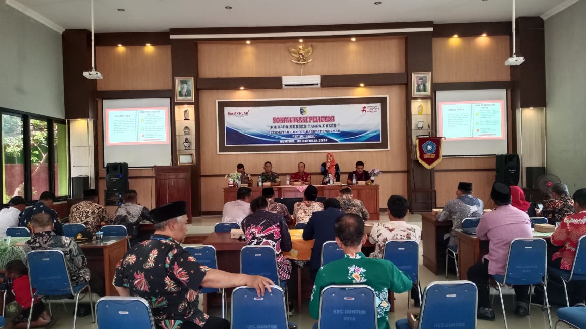 Forkopimcam Kecamatan Guntur mensosialisasikan pilkada dihadapan para kades, BPD, PLKB dan elemen masyarakat lainnya.(Wahibpribadi)