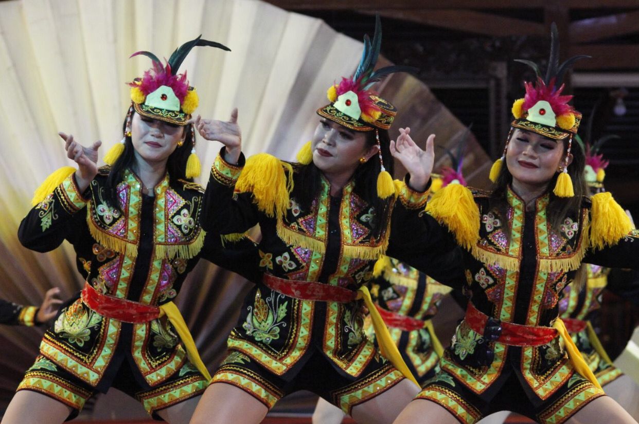 Potret para penari Dolalak khas Purworejo di Anjungan Jawa Tengah