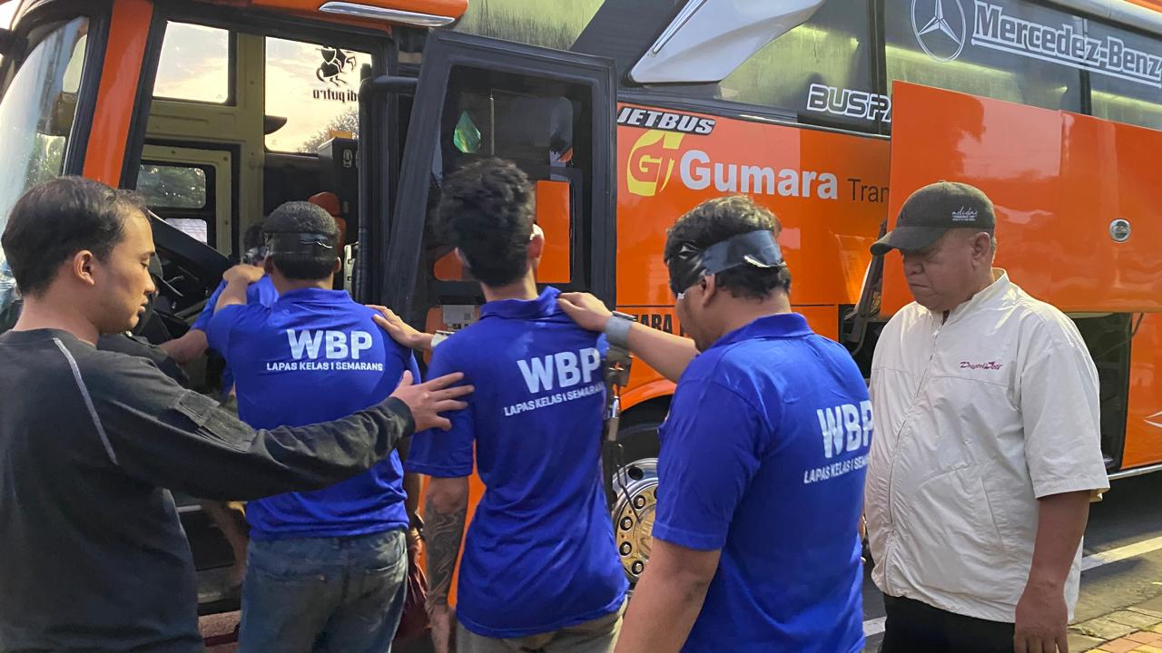 Puluhan napi Lapas Kedungpane saat dipindahkan ke Lapas Nusakambangan menggunakan bus, Senin (11/11/2024).