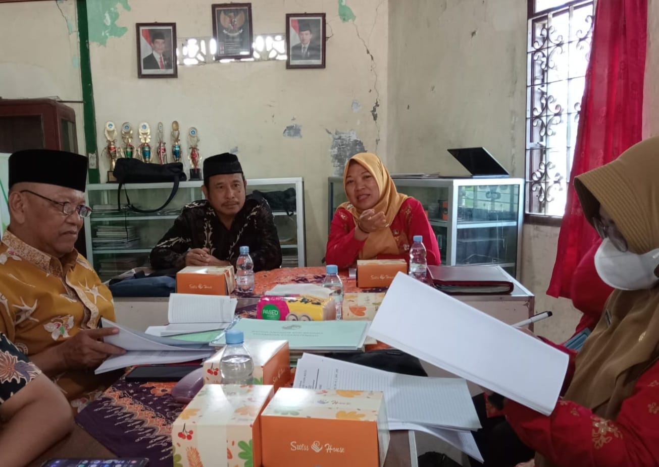 Tim pengawas koperasi dari Dindagkop UKM Pemkab Demak melakukan tugas pengawasan koperasi. (Wahibpribadi)