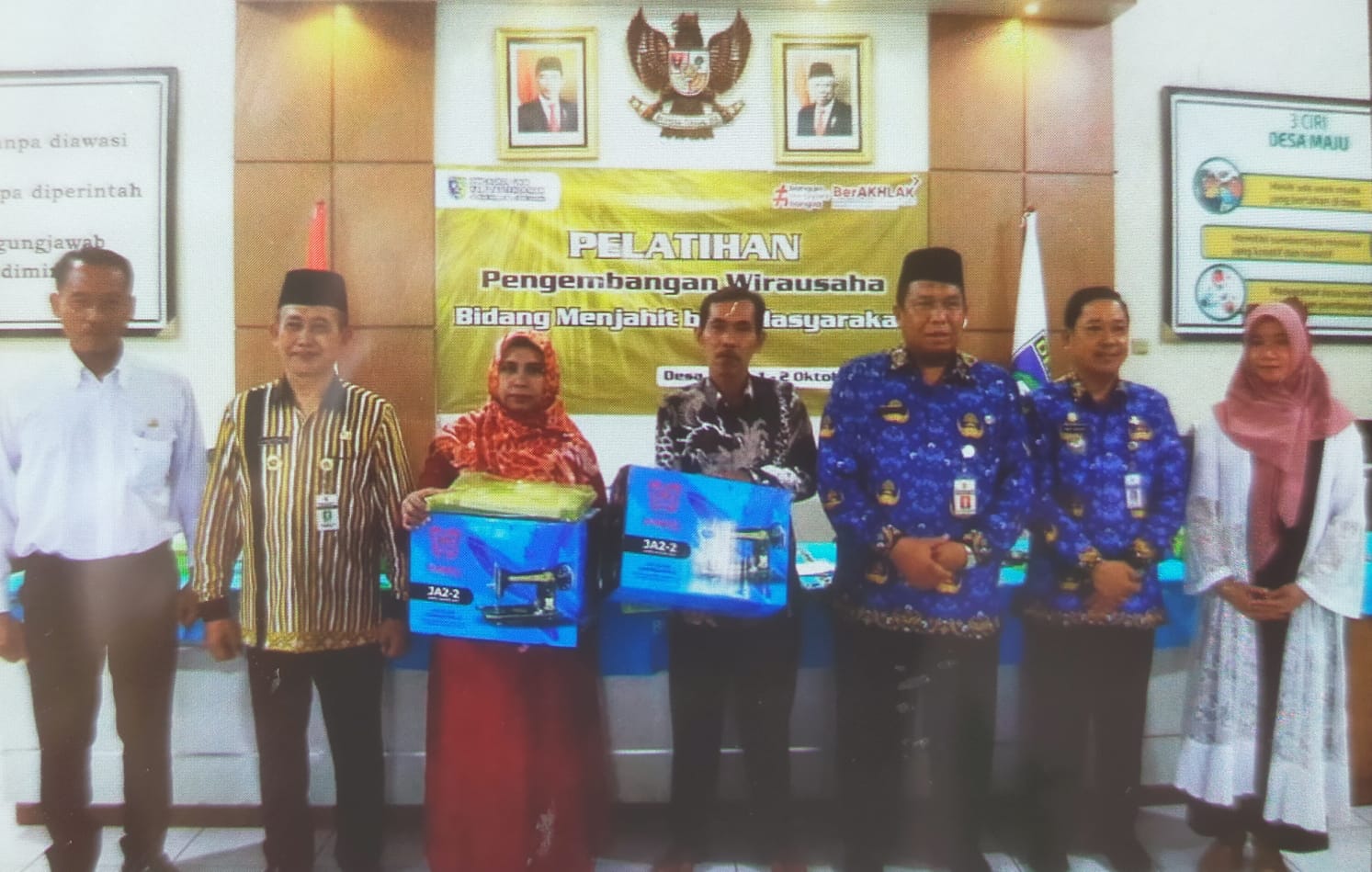 Kepala Dindagkop UKM Iskandar Zulkarnain dalam acara pelatihan wirausaha menjahit di Desa Buko Kecamatan Wedung.(Wahibpribadi)