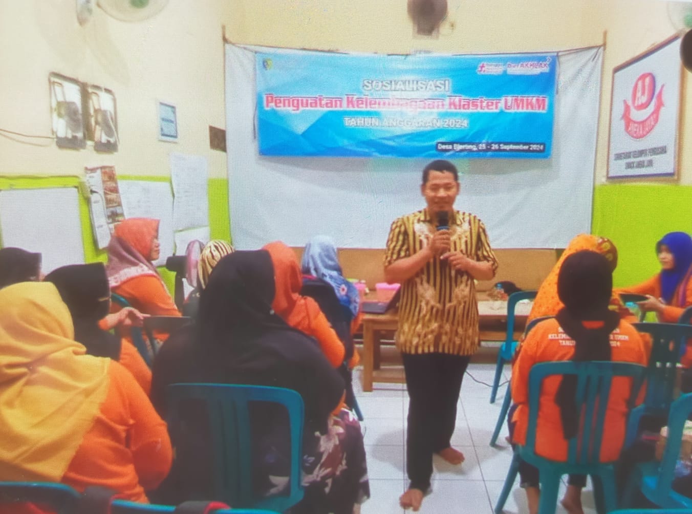 Salah seorang narasumber dalam sosialisasi penguatan UMKM di Desa Blerong Kecamatan Guntur.(Wahibpribadi)