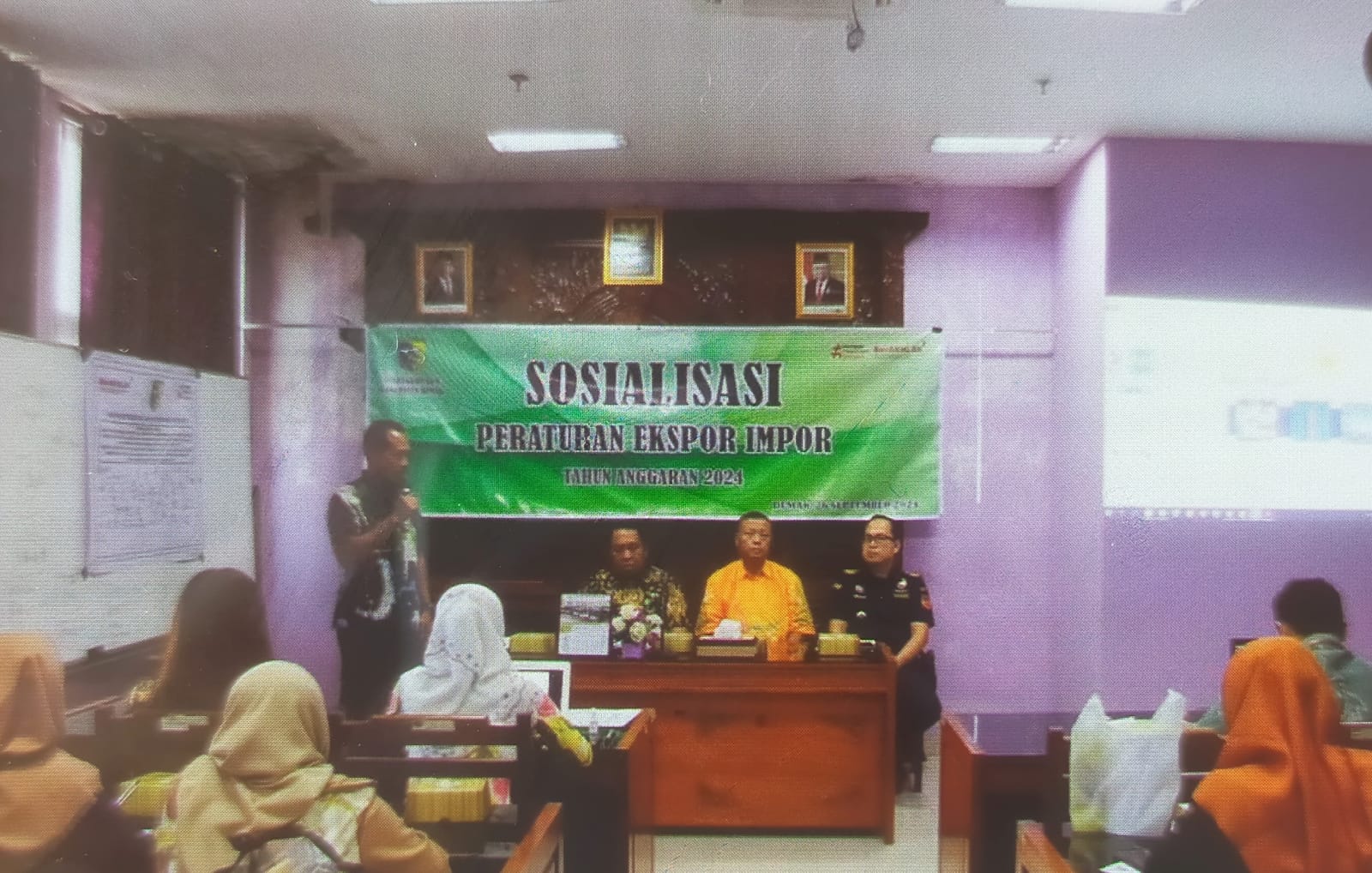 Kepala Dindagkop UKM Iskandar Zulkarnain mensosialisasikan peraturan ekspor impor produk UMKM. (Wahibpribadi)