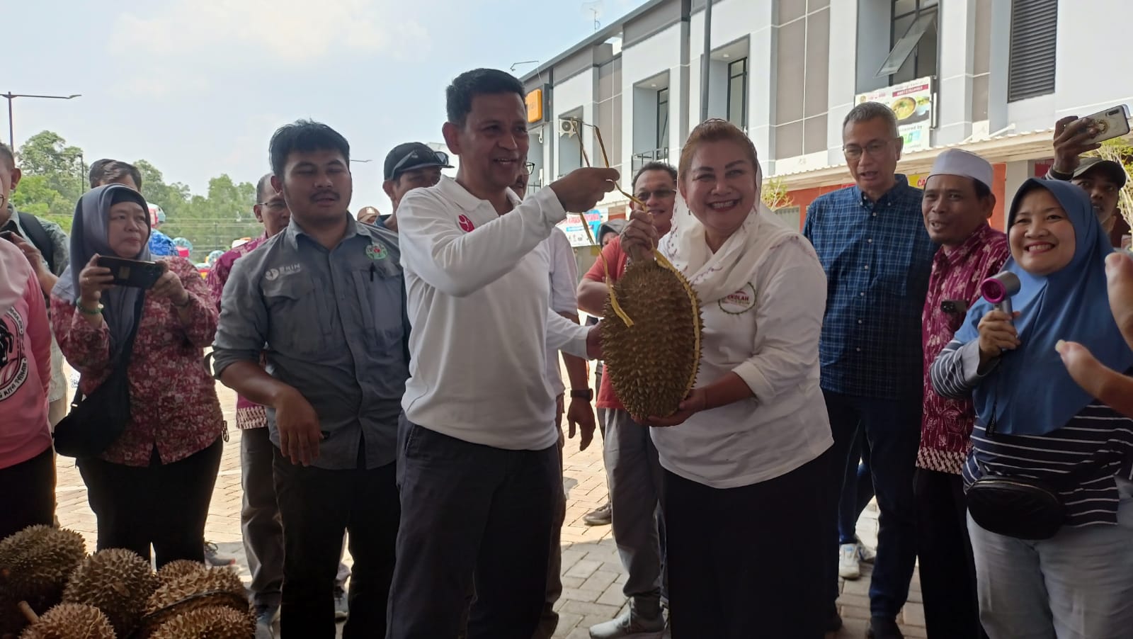 Wali kota Semarang Hevearita G. Rahayu panen durian (HUMAS PEMKOT SEMARANG)