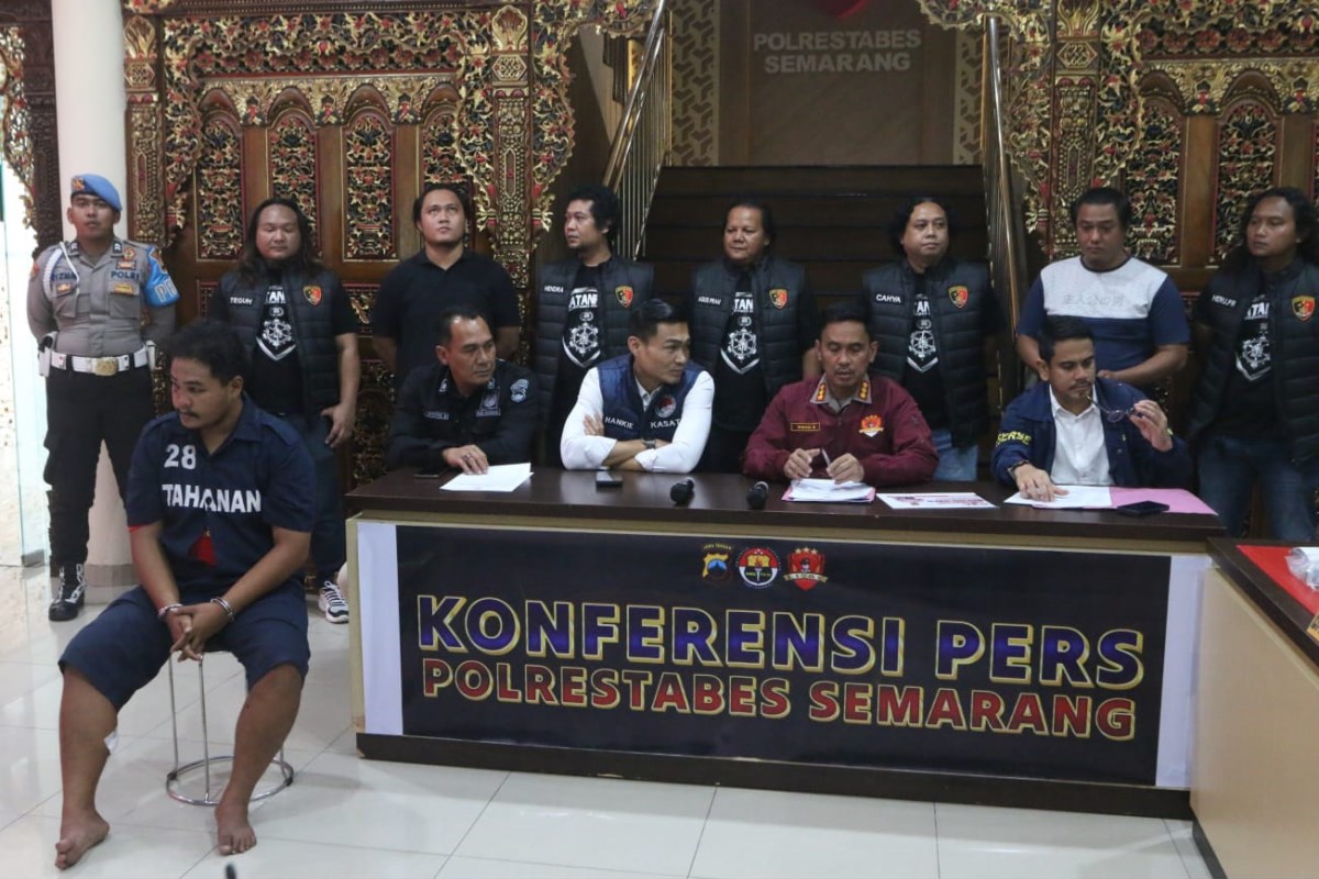 Pelaku Pembunuhan ketika digelandang di Mapolrestabes Semarang. (Nur Chamim/Jawa Pos Radar Semarang)