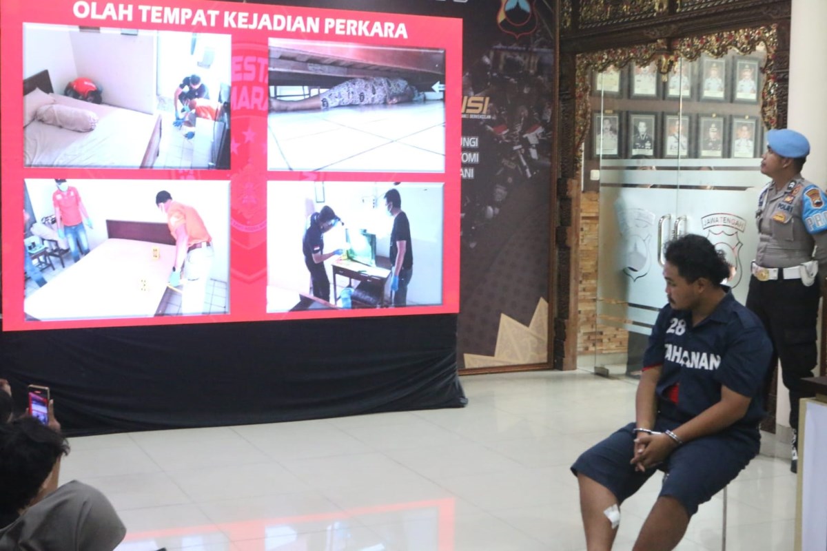Pelaku Pembunuhan ketika digelandang di Mapolrestabes Semarang. (Nur Chamim/Jawa Pos Radar Semarang)