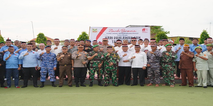 HARI PAHLAWAN : Maulana Habib Muhammad Luthfi bin Ali bin Yahya, Pj Wali Kota Pekalongan Salahudin dan jajaran Forkopimda Kota Pekalongan saat memperingati Hari Pahlawan di TMP Prawirorekso Negoro.
