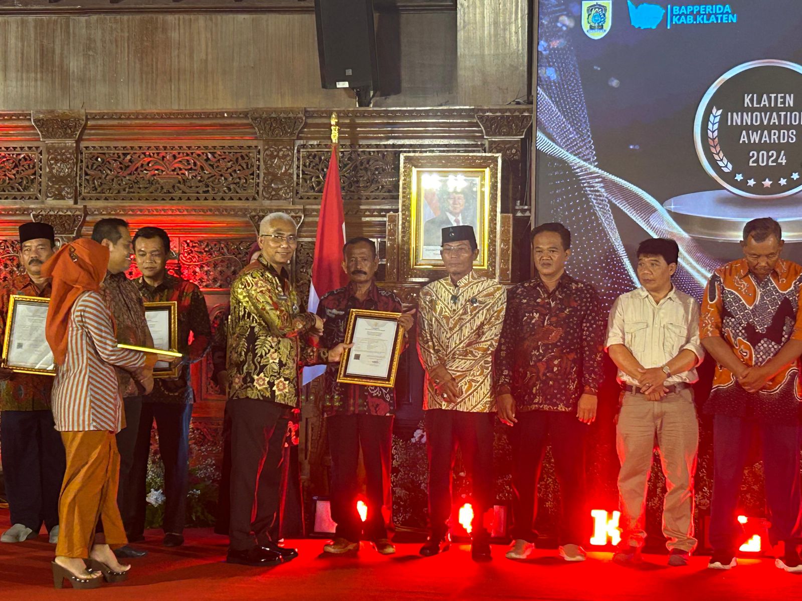 Kepala Divisi Pelayanan Hukum dan HAM Anggiat Ferdinan menyerahkan 15 Sertifikat Kekayaan Intelektual Komunal (KIK) kepada Bupati Klaten, Selasa (12/10).