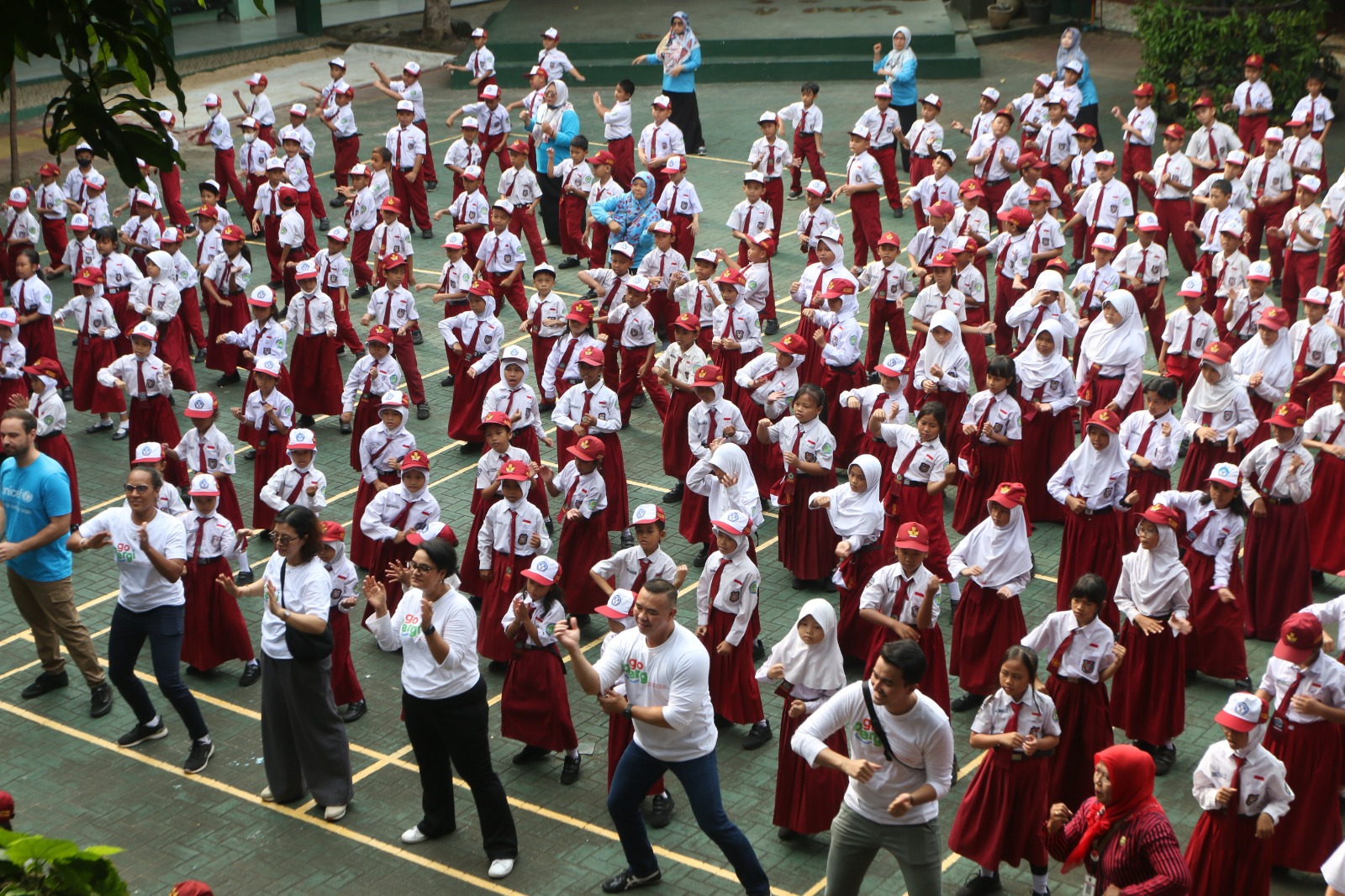Para siswa SD Negeri Pekunden senam bersama Tim Ahli Gizi Unicef Indonesia