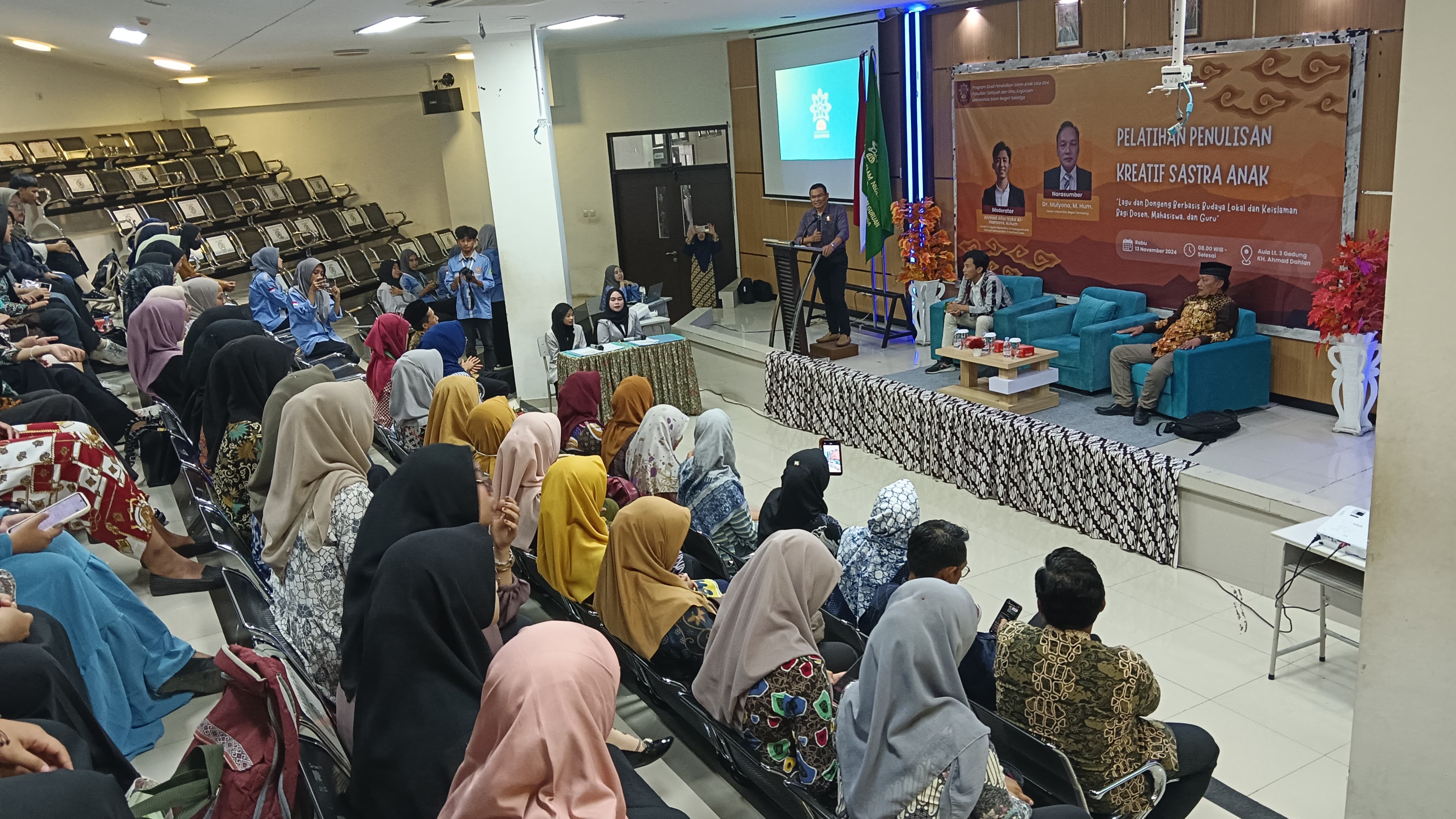 Dekan FTIK, Prof. Dr. Rasimin, M.Pd., dalam acara "Pelatihan Penulisan Kreatif Sastra Anak: Lagu dan Dongeng" yang diselenggarakan oleh Prodi PIAUD pada Rabu (13/11/2024).