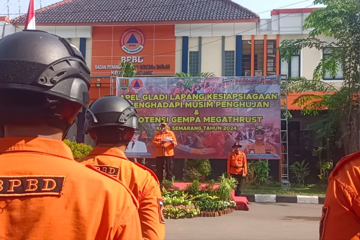 Apel Gladi Lapangan Menghadapi Musim Penghujan dan Potensi Gempa Megathrust di Kantor BPBD Kota Semarang, Kamis (14/11). FIGUR RONGGO WASSALIM/JAWA POS RADAR SEMARANG