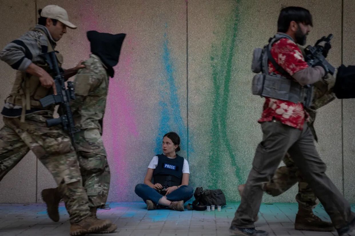 Scene: Tentara Pemberontak Hendak Mengeksekusi US Army dalam film Civil War (2024)