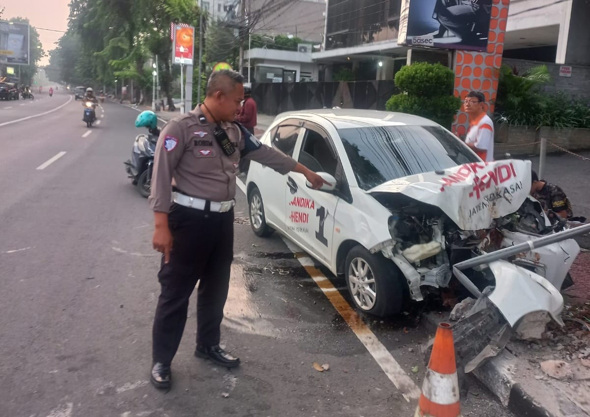 Sebuah mobil mengalami kecelakaan tunggal dan menabrak pohon di Jalan Veteran, Lempongsari, Kecamatan Gajahmungkur, Sabtu (16/11/2024) sekitar pukul 05.00.