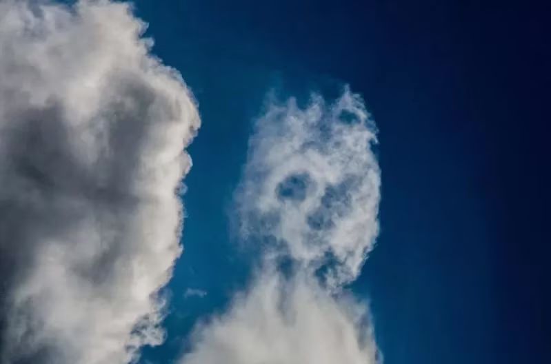 Jepretan awan yang memperlihatkan bentuk wajah.