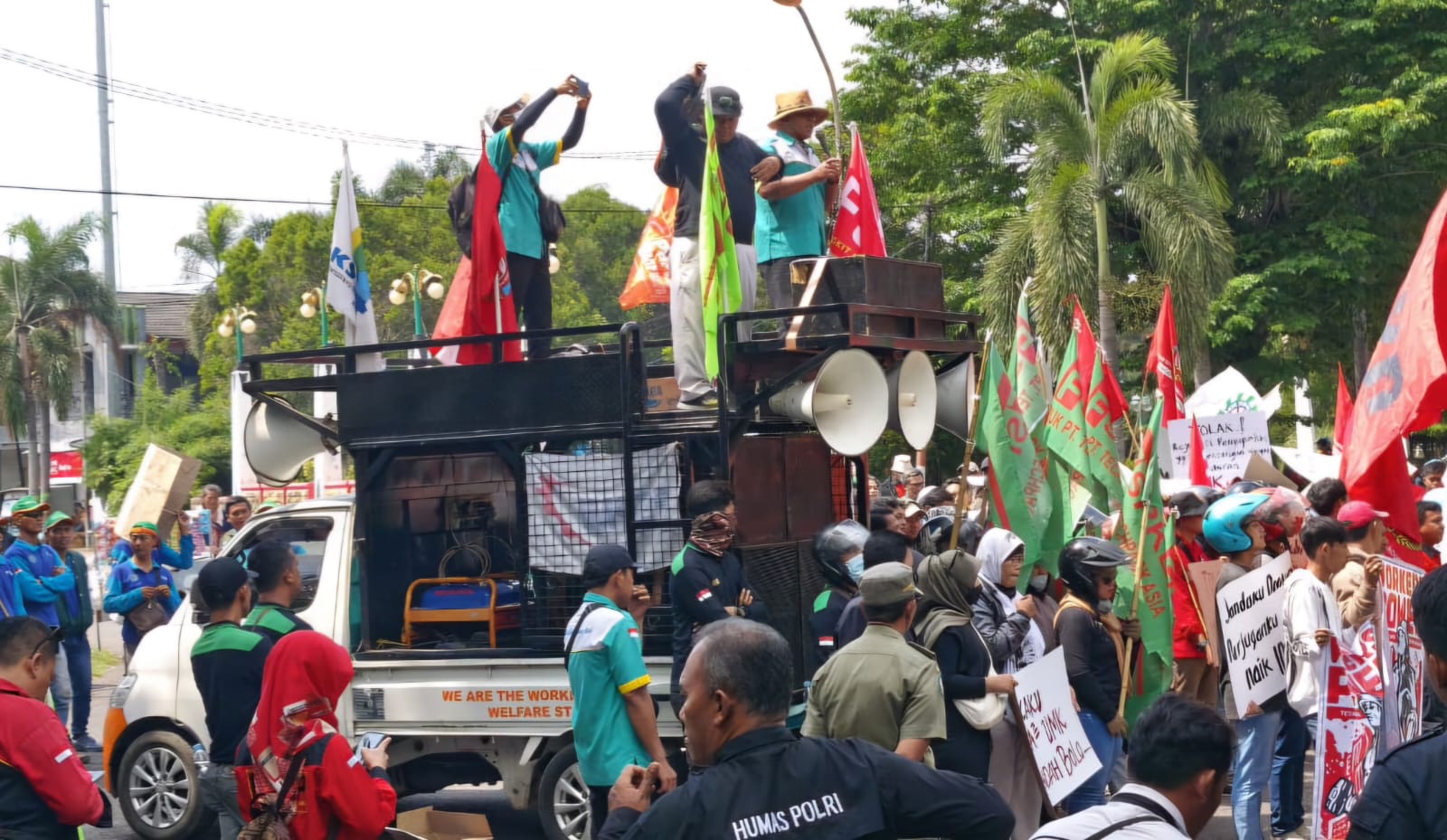 Buruh di Demak berunjukrasa di depan Pendopo. (Wahibpribadi)