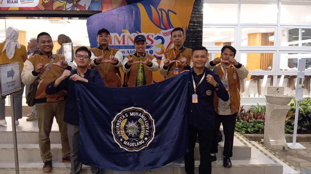 TIM UNIMMA ; Ari Waryono bersama Muhammad Irham dan Reza Nevlyn Saputra saat berlaga dalam Pimnas ke-37 di Unair Surabaya.