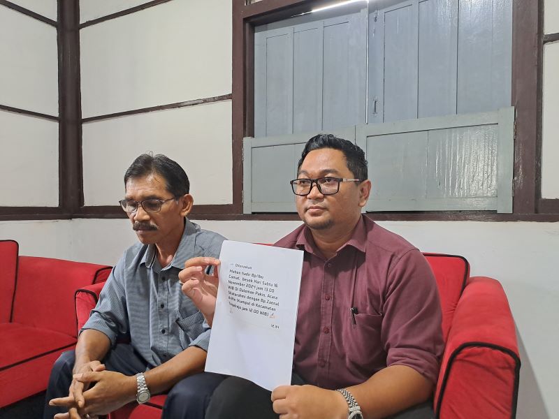 Kuasa Hukum Tim Progress Darmawan Febri Padmono menunjukkan bukti undangan camat, Selasa (19/11/2024). (Rofik Syarif/ Jawa Pos Radar Magelang)