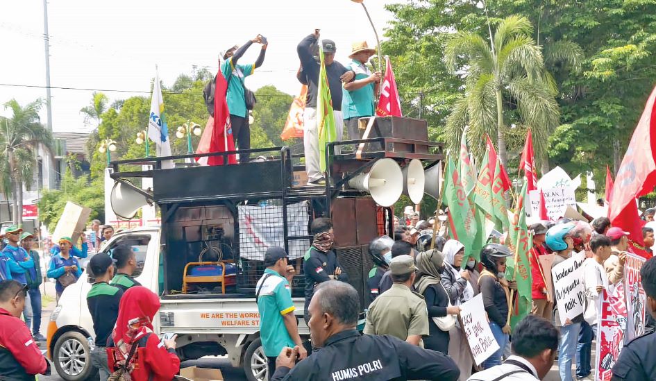 Ratusan buruh dari berbagai aliansi di Demak melakukan aksi berunjuk rasa di depan Pendopo Pemkab Demak Selasa (19/11/2024).