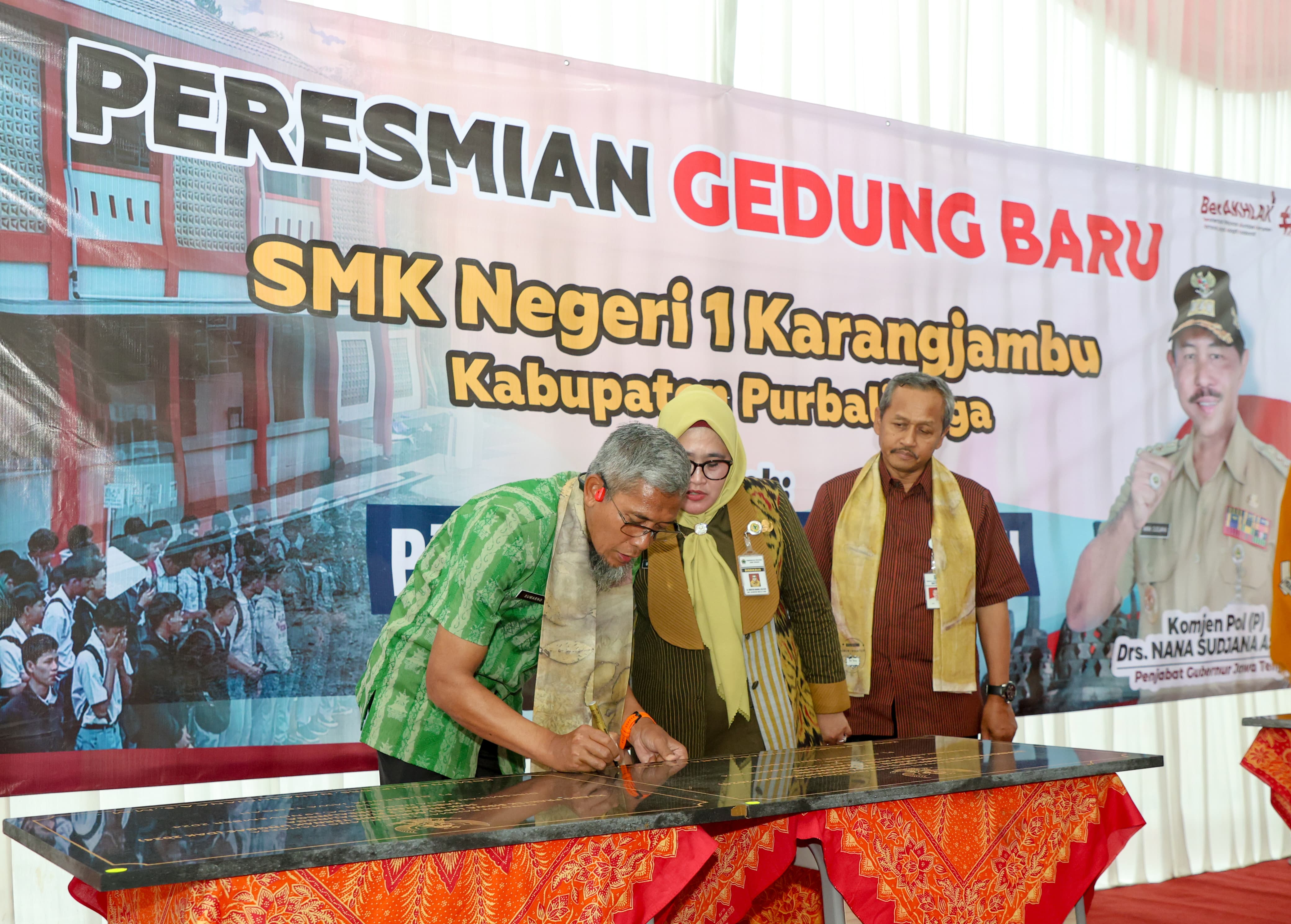 Sekda Provinsi Jateng Sumarno saat meresmikan gedung baru SMK Negeri 1 Karangjambu, Kabupaten Purbalingga Selasa (19/11) sore.