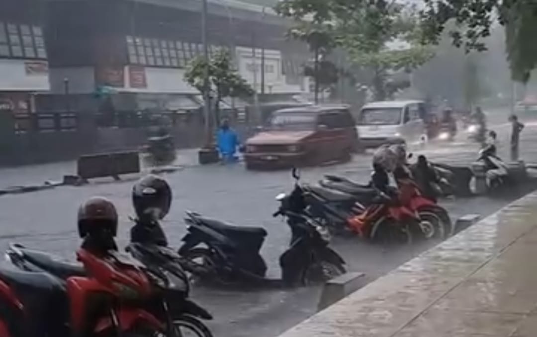 Banjir di Jalan Agus Salim, Johar, setelah Kota Semarang diguyur hujan deras Selasa (19/11/2024). (tangkapan layar instagram)