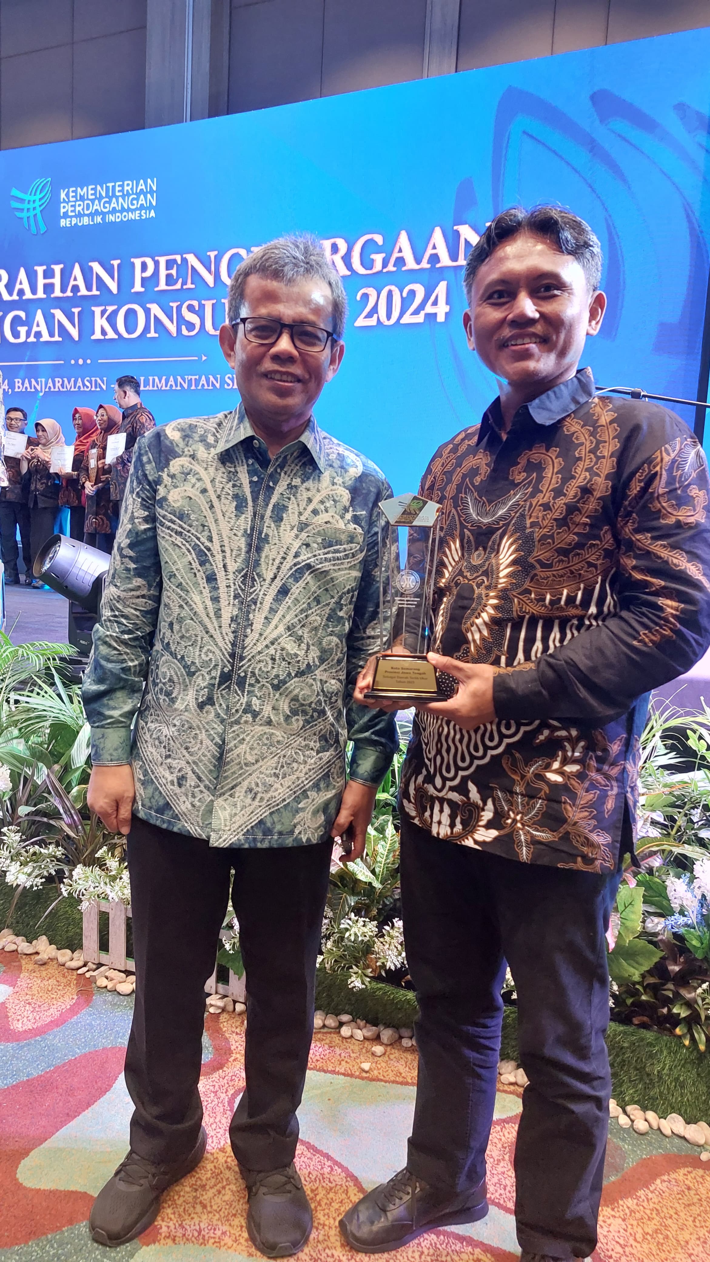Kepala UPTD Metrologi Legal Kota Semarang, Edi Subeno, menerima penghargaan dari Kemendag mewakili wali Kota Semarang (HUMAS PEMKOT SEMARANG)