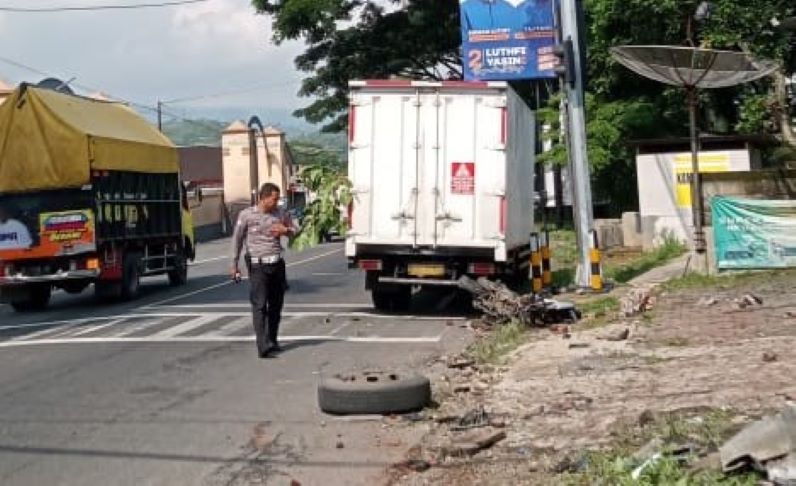 Polisi menunjukkan truk boks dan sepeda motor yang ringsek dalam kecelakaan di simpang empat Sawangan, Leksono, Selasa (19/11/2024). (Satlantas Polres Wonosobo)