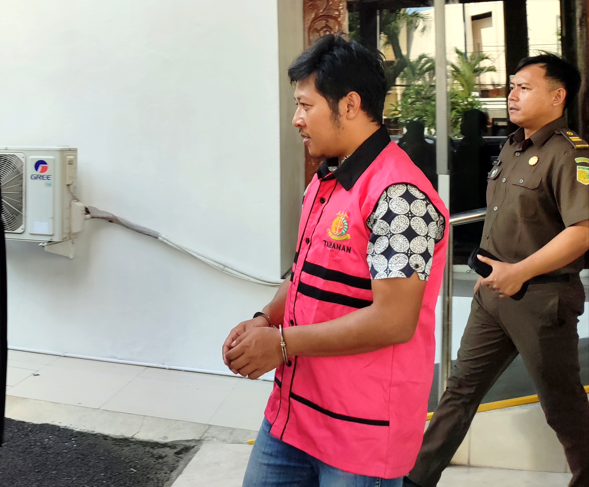 Tersangka Panji Hari Prabowo saat digelandang Jaksa Kejari Kota Semarang ke Rutan Kelas I Semarang, Rabu (20/11/2024)