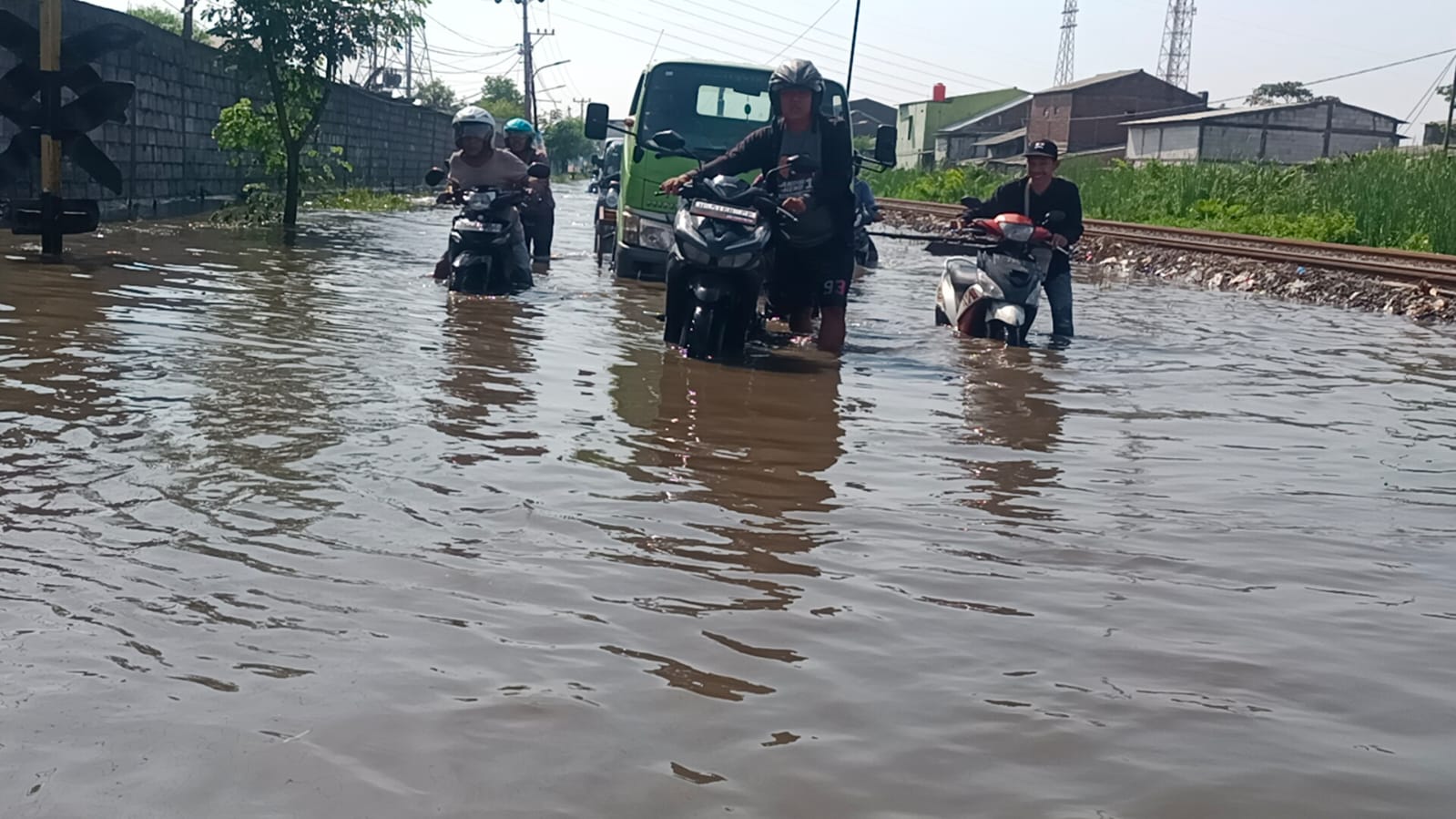 MOGOK: Puluhan kendaraan bermotor mogok akibat melintasi Jalan Muktiharjo Raya yang tergenang, Rabu (20/11) pagi.