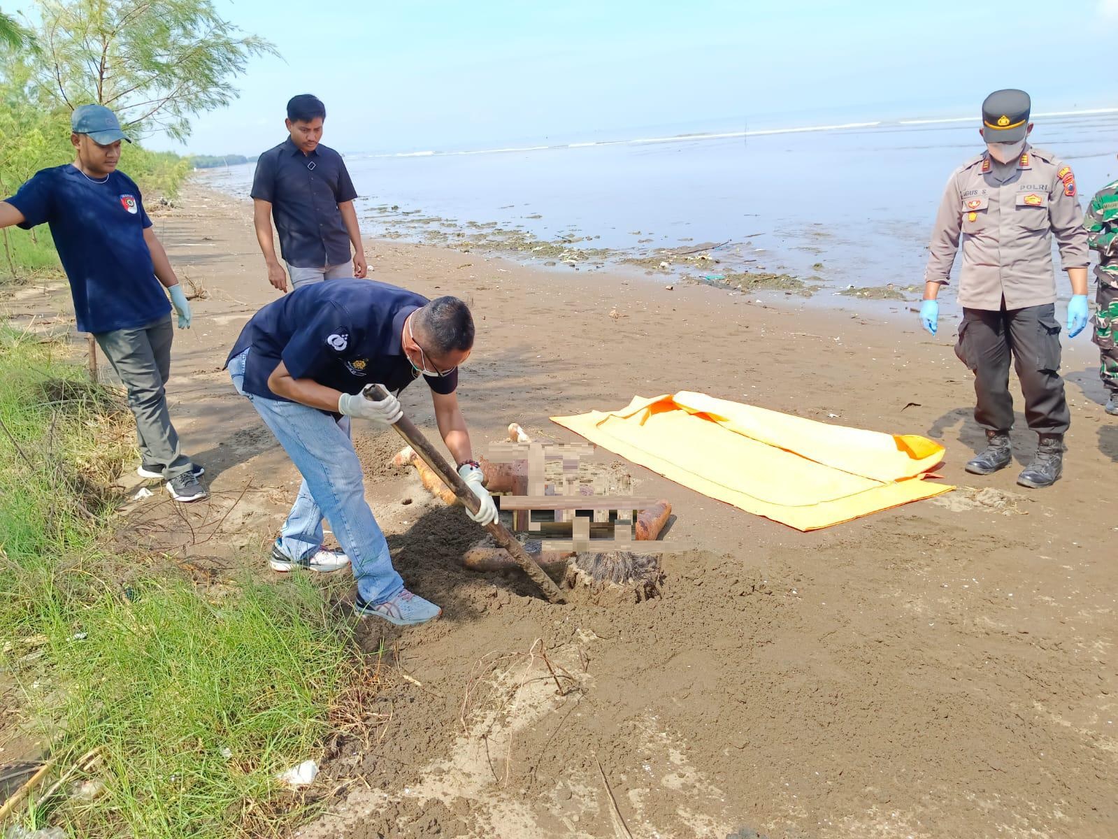 Kepolisian saat mengidentifikais penemuan mayat di bibir Pantai Kemangi, Desa Jungsemi, Kangkung, Rabu (20/11).