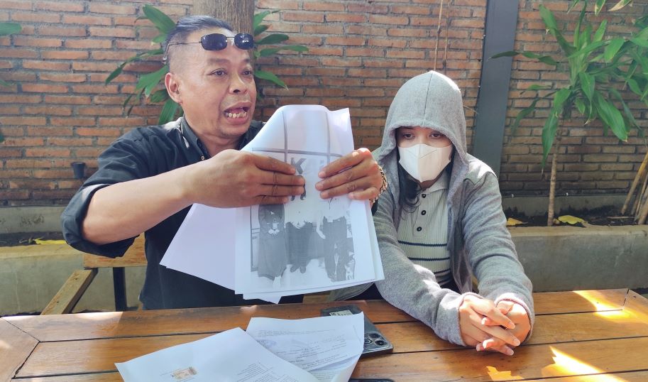 Korban didampingi kuasa hukumnya saat memberikan keterangan usai melapor ke Polrestabes Semarang Rabu (20/11/2024). (M Hariyanto/Jawa Pos Radar Semarang)