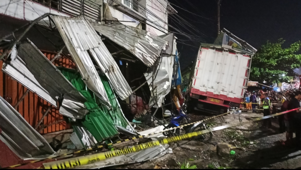 NYUNGSEP : Truk bermuatan aki nyungsep di ruko setelah menabrak beberapa kendaraan di Jalan Prof Hamka Ngaliyan, Kamis (21/11).