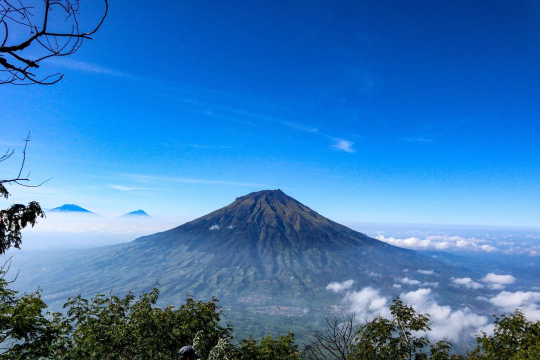 Pemandangan Gunung Sumbing saat dilihat dari Gunung Sindoro