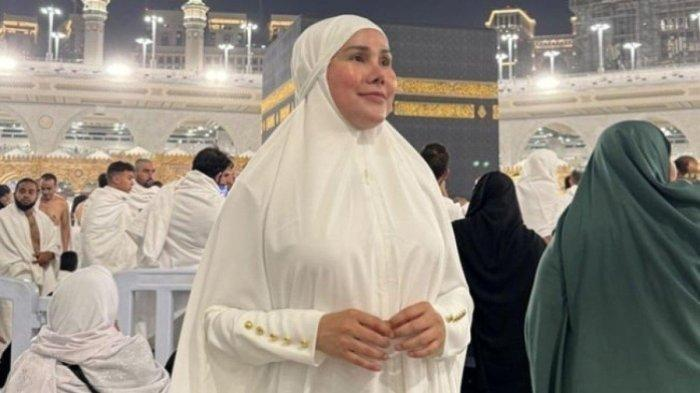 Transgender Isa Zega umroh menyerupai wanita.